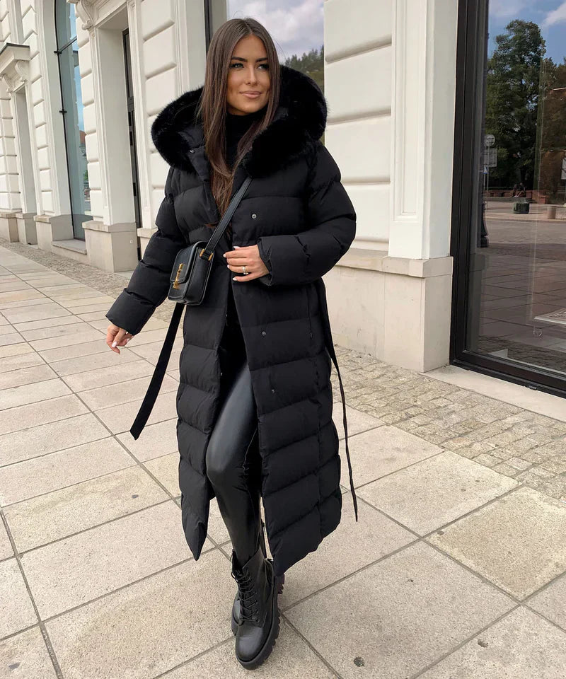 Lange gewatteerde dames winterjas met faux fur kraag, premium isolatie en zakken, in zwart of beige, voor stijl en comfort.