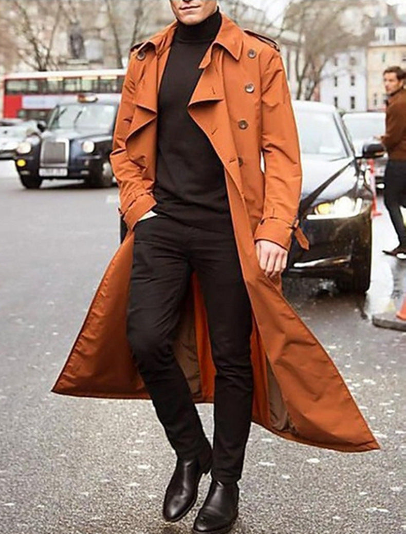 "Lange heren trenchcoat, tijdloos en elegant met dubbele knopenrij, in klassieke pasvorm voor stijlvolle herenmode."