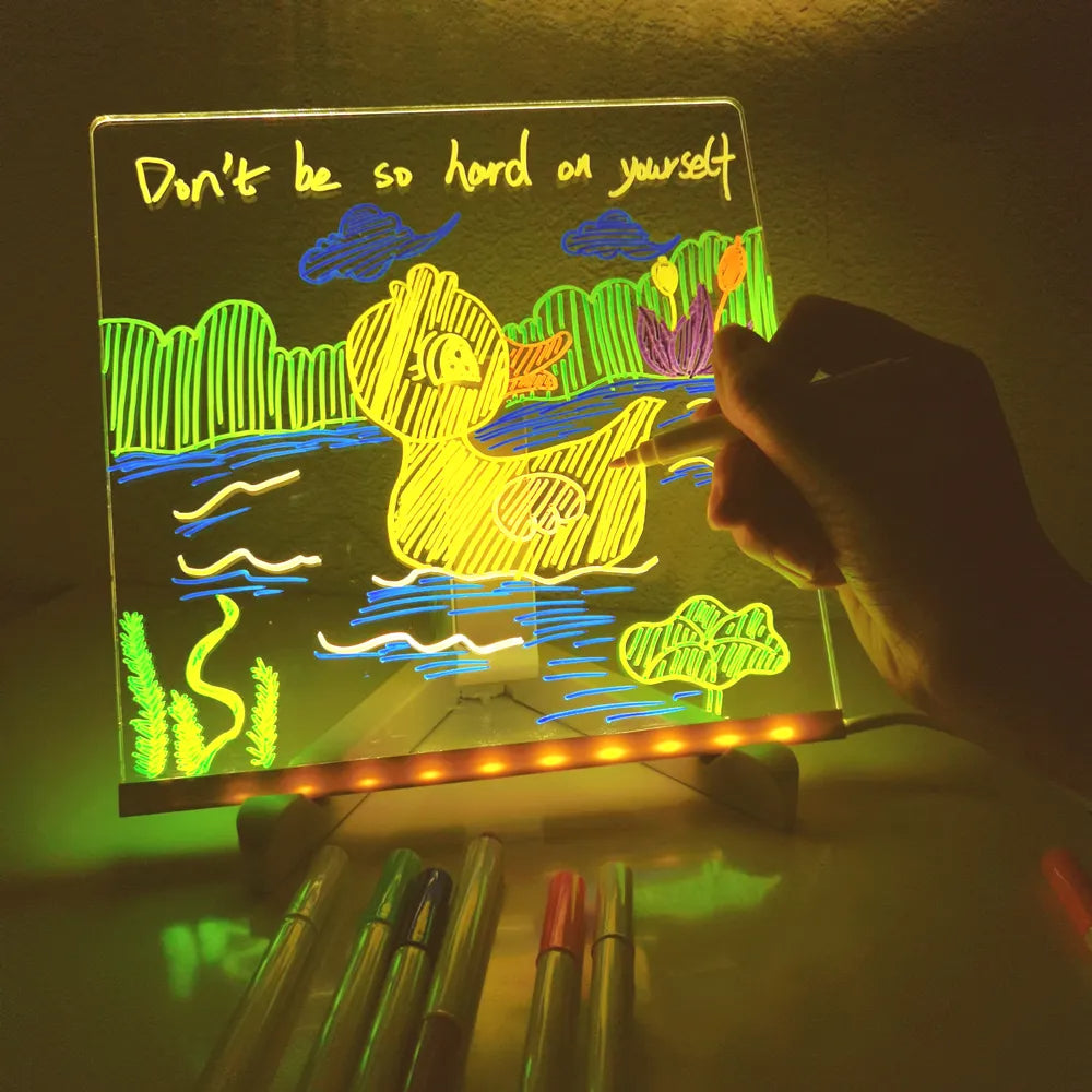 "LED-verlicht tekenbord op tafel in donkere kamer, ideaal voor kinderen om creatief te tekenen en als nachtlampje te gebruike