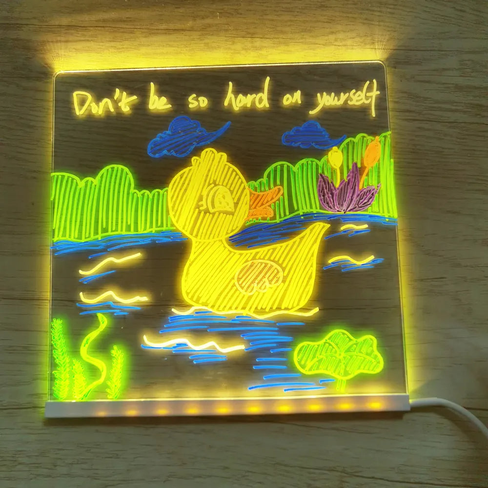 "LED-verlicht tekenbord op tafel in donkere kamer, ideaal voor kinderen om creatief te tekenen en als nachtlampje te gebruike