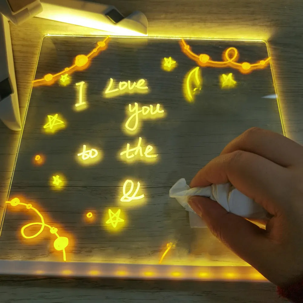 "LED-verlicht tekenbord op tafel in donkere kamer, ideaal voor kinderen om creatief te tekenen en als nachtlampje te gebruike