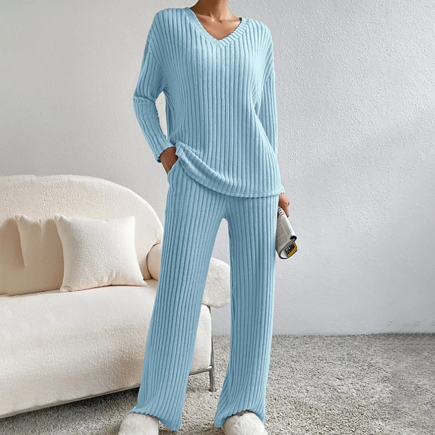 "Lena gebreide set, stijlvolle V-hals, zachte geribbelde stof, comfortabele pasvorm, lichtgrijze kleur, voor lentedagen."