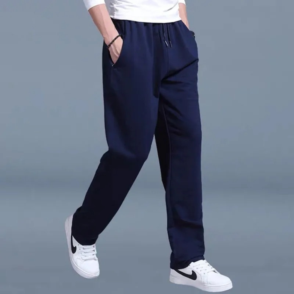 "Lichte heren joggingbroek, katoen, comfortabele pasvorm, elastische taille, moderne wijde pijpen, minimalistische stijl."