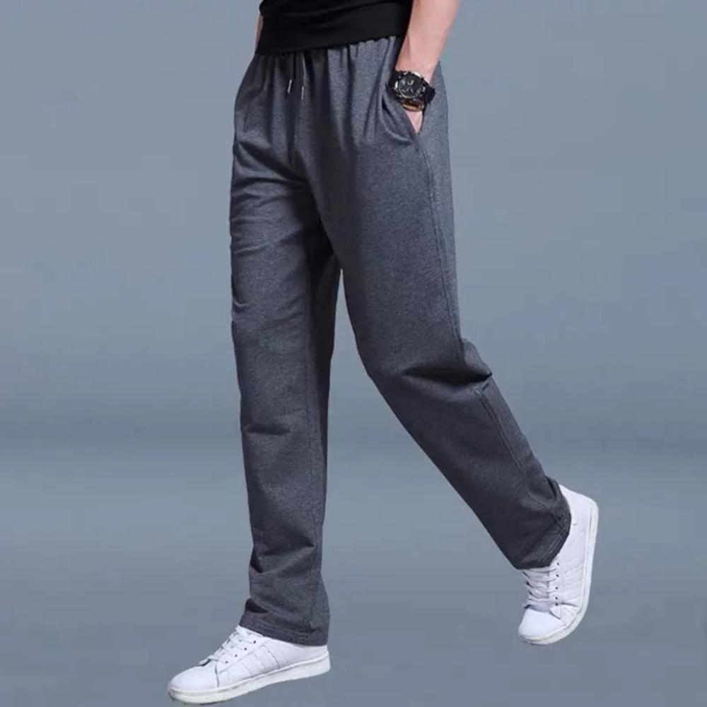 "Lichte heren joggingbroek, katoen, comfortabele pasvorm, elastische taille, moderne wijde pijpen, minimalistische stijl."