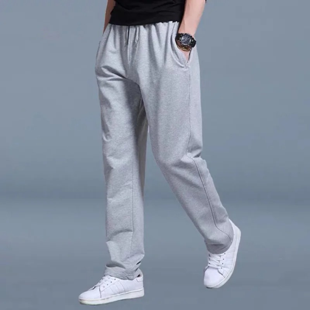 "Lichte heren joggingbroek, katoen, comfortabele pasvorm, elastische taille, moderne wijde pijpen, minimalistische stijl."
