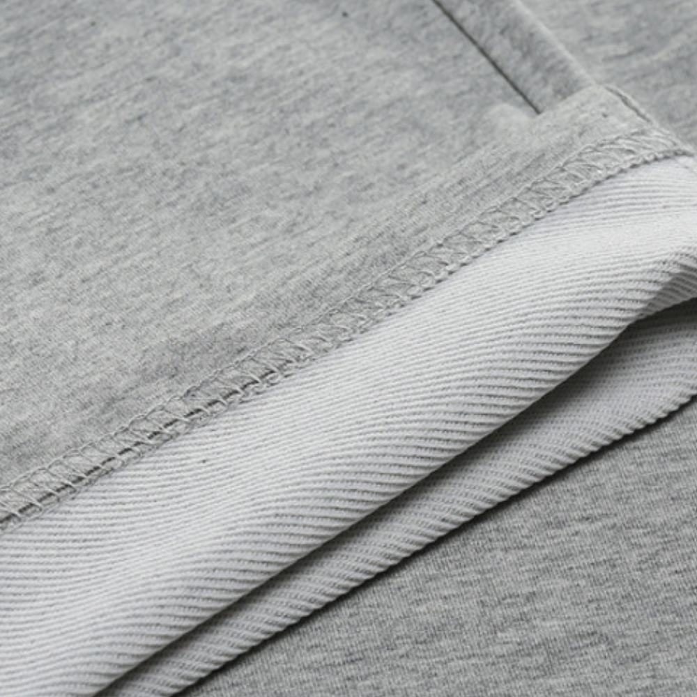 "Lichte heren joggingbroek, katoen, comfortabele pasvorm, elastische taille, moderne wijde pijpen, minimalistische stijl."