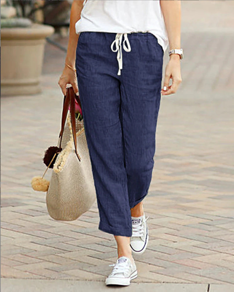 "Lichtgewicht linnen broek voor dames, luchtige pasvorm, licht van tint, perfect voor warme dagen en zomerse outfits."