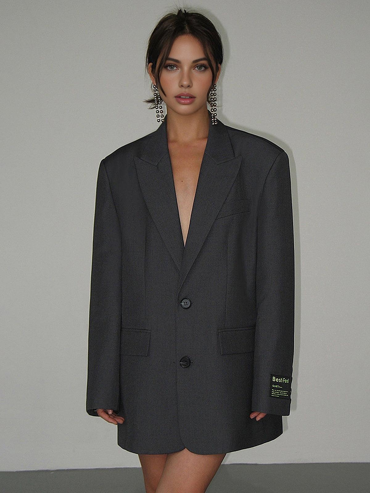 "Lorène oversized klassieke blazer, elegante grijze jas met revers en gedrapeerde pasvorm, voor moderne en chique outfits."