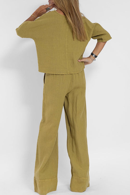 Luchtig katoen-linnen pak voor dames met een cropped shirt en wijde broek, perfect voor een stijlvolle zomerse look.