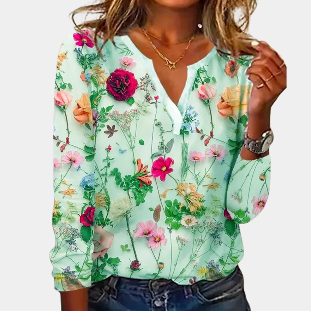 "Luchtige casual damesblouse met kleurrijk bloemmotief, perfect voor zomer; combineerbaar met jeans of rokken."
