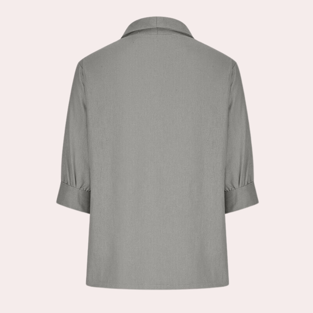"Luchtige damesblouse in grijs linnen met elegante envelop halslijn, stijlvolle knopen, perfect voor lente en zomer."