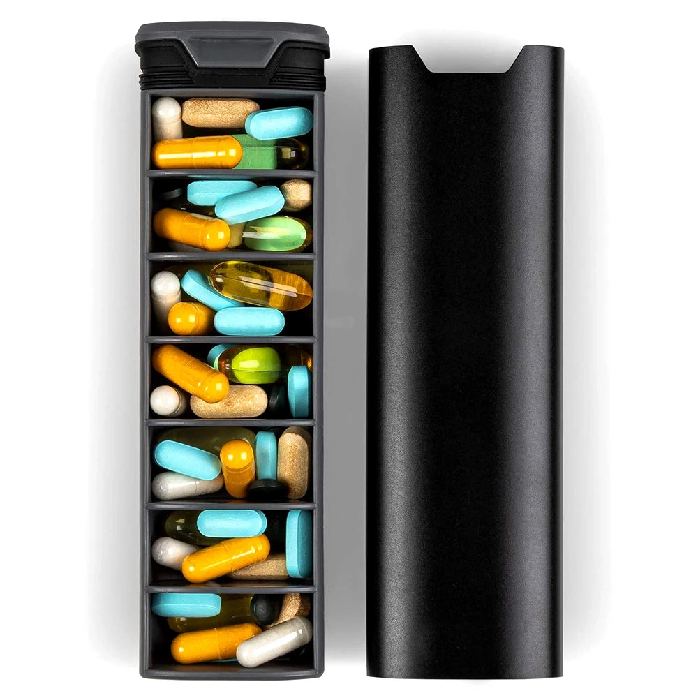 "Luxe aluminium en houten wekelijkse pillendoos voor medicijnorganisatie, compact en stijlvol, ideaal voor reizen."