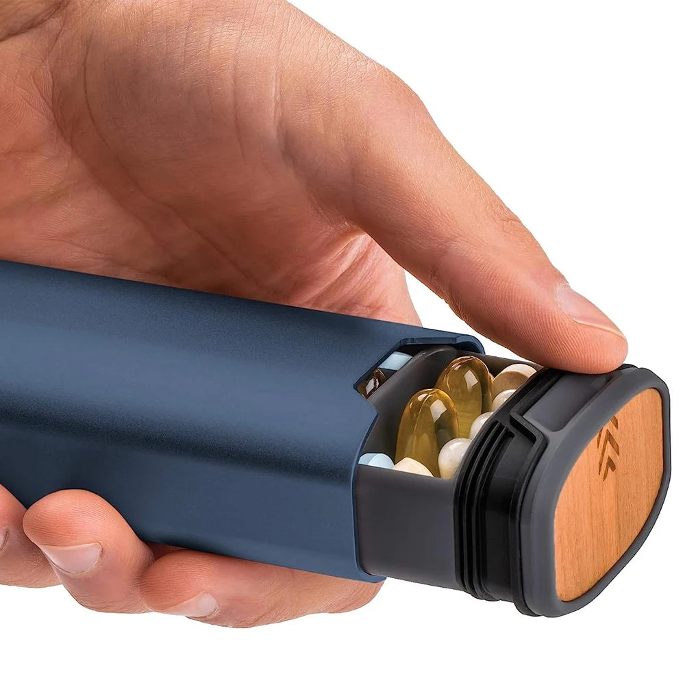 "Luxe aluminium en houten wekelijkse pillendoos voor medicijnorganisatie, compact en stijlvol, ideaal voor reizen."