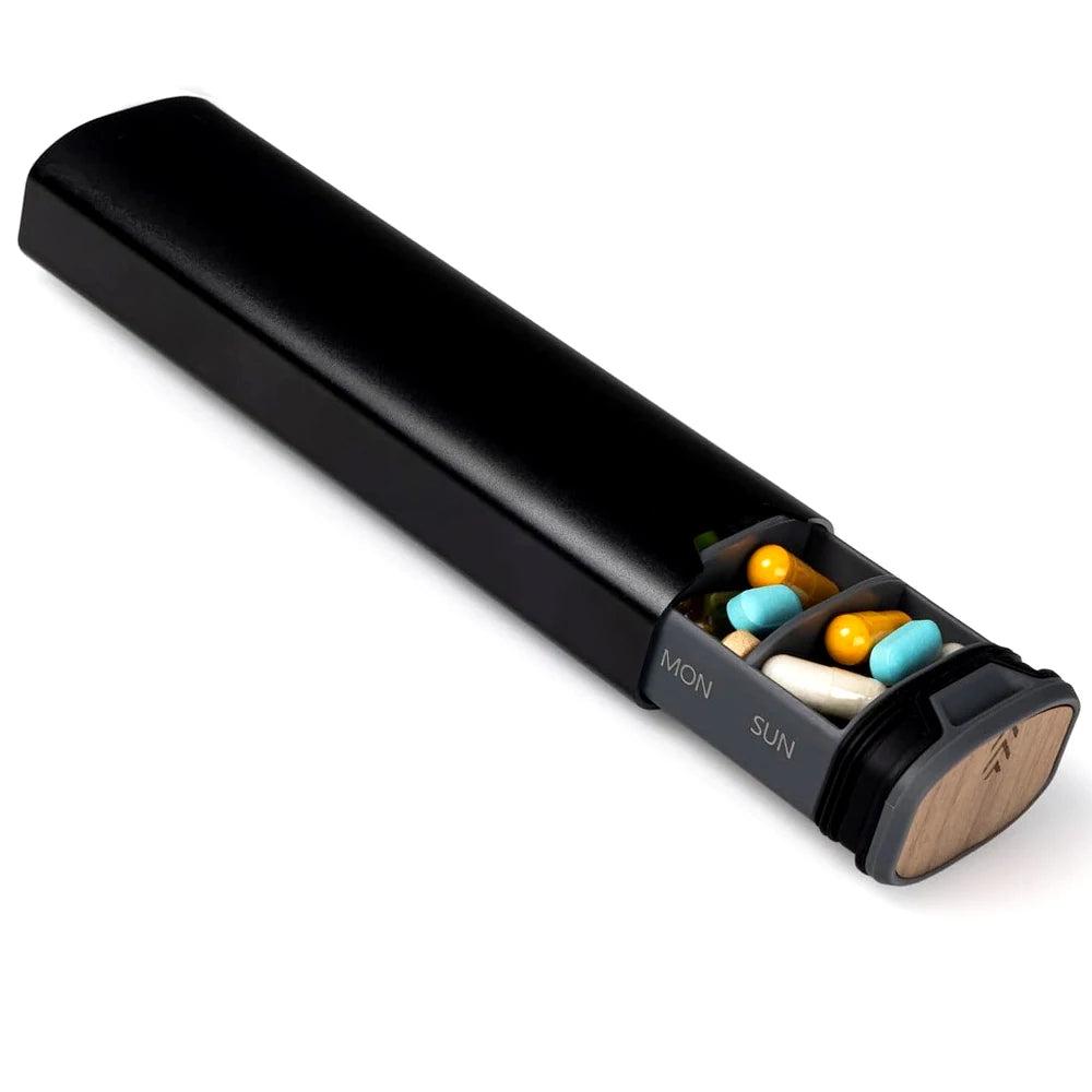 "Luxe aluminium en houten wekelijkse pillendoos voor medicijnorganisatie, compact en stijlvol, ideaal voor reizen."