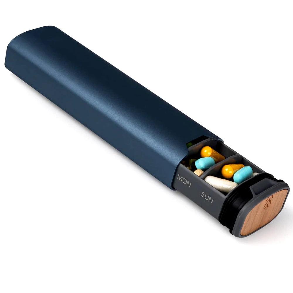 "Luxe aluminium en houten wekelijkse pillendoos voor medicijnorganisatie, compact en stijlvol, ideaal voor reizen."