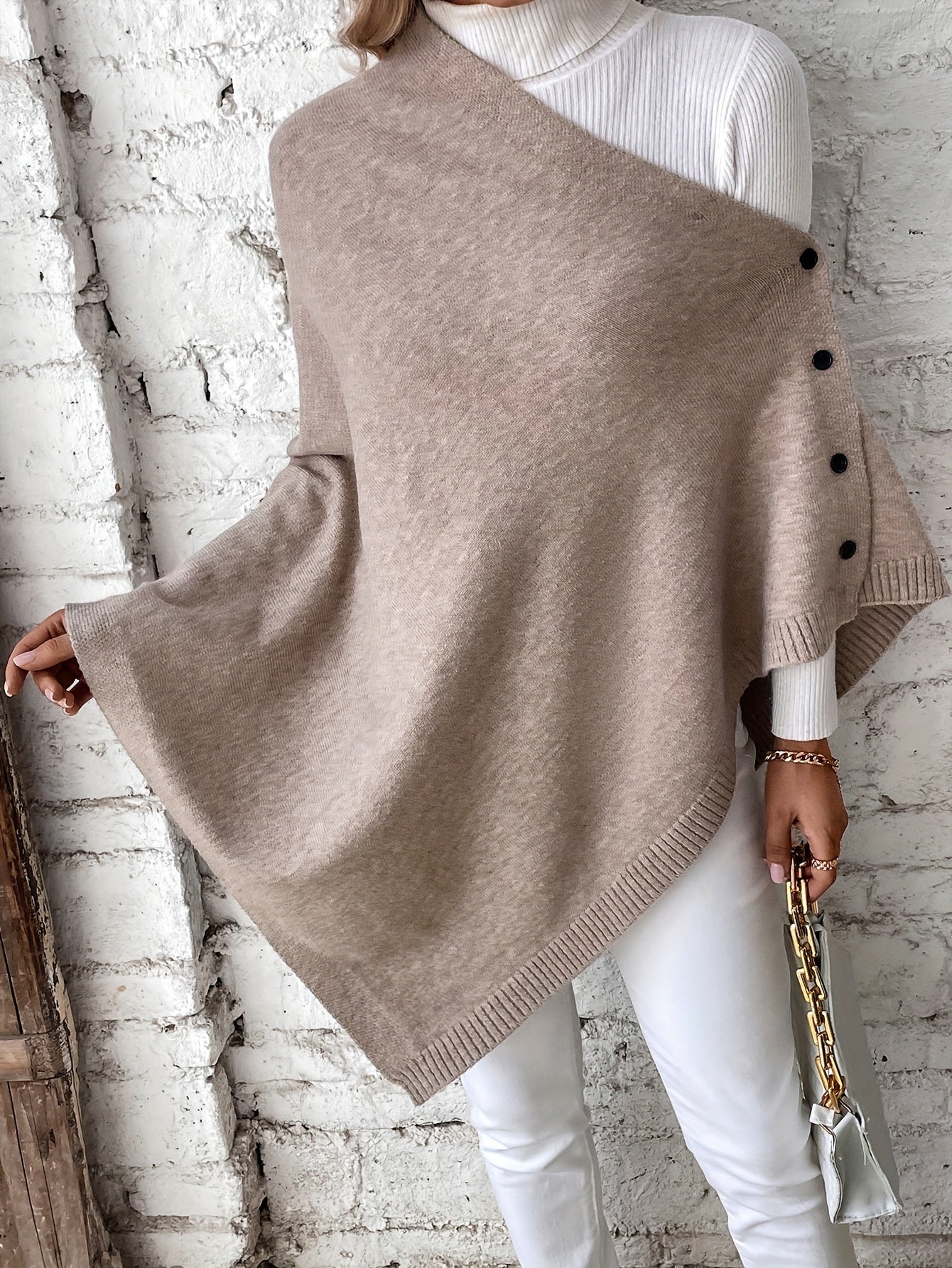 Luxe dames poncho met knoopsluiting, zachte stof, stijlvolle afwerking. Perfect voor casual en formele gelegenheden.