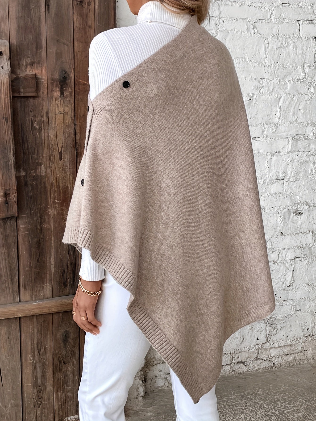 Luxe dames poncho met knoopsluiting, zachte stof, stijlvolle afwerking. Perfect voor casual en formele gelegenheden.
