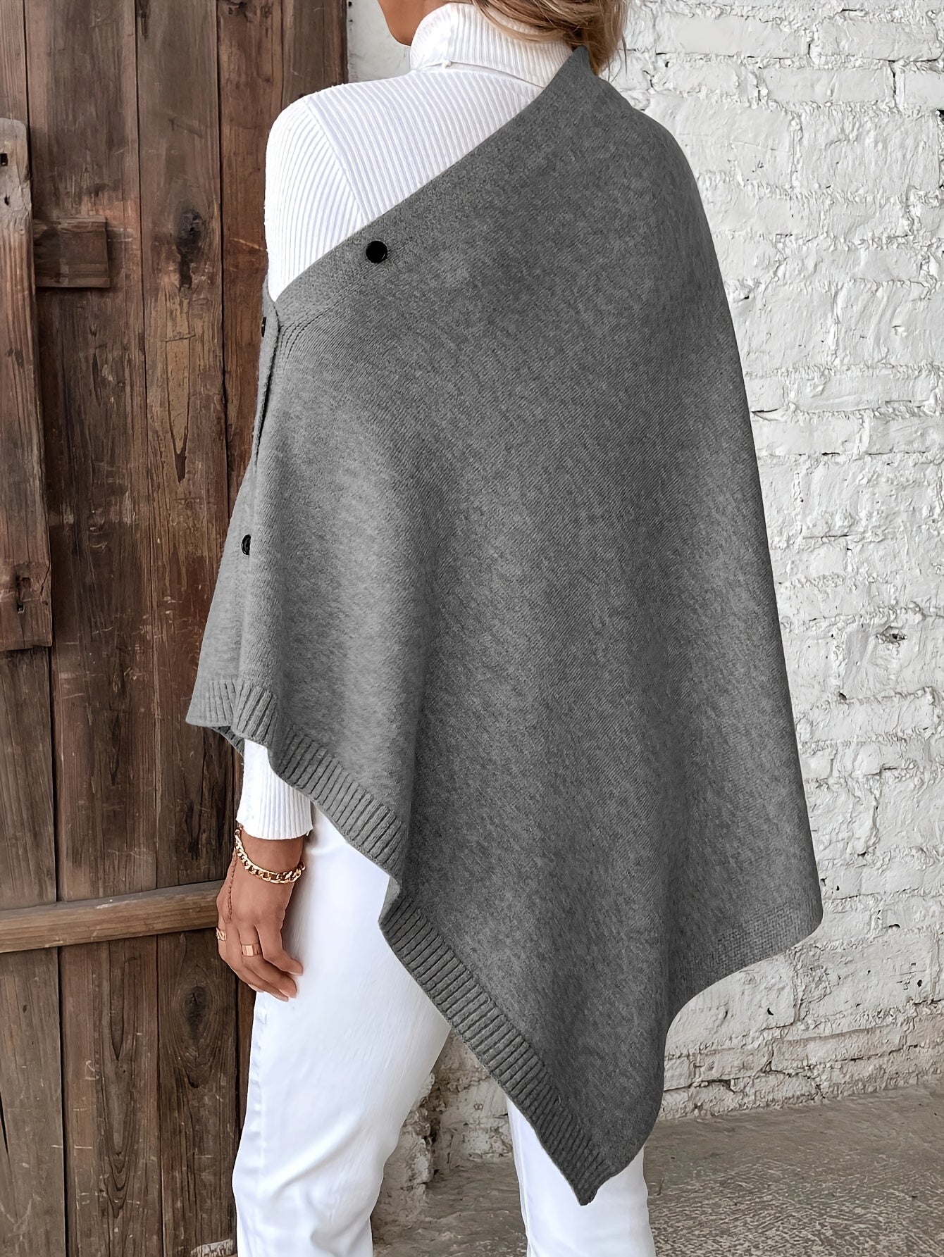 Luxe dames poncho met knoopsluiting, zachte stof, stijlvolle afwerking. Perfect voor casual en formele gelegenheden.