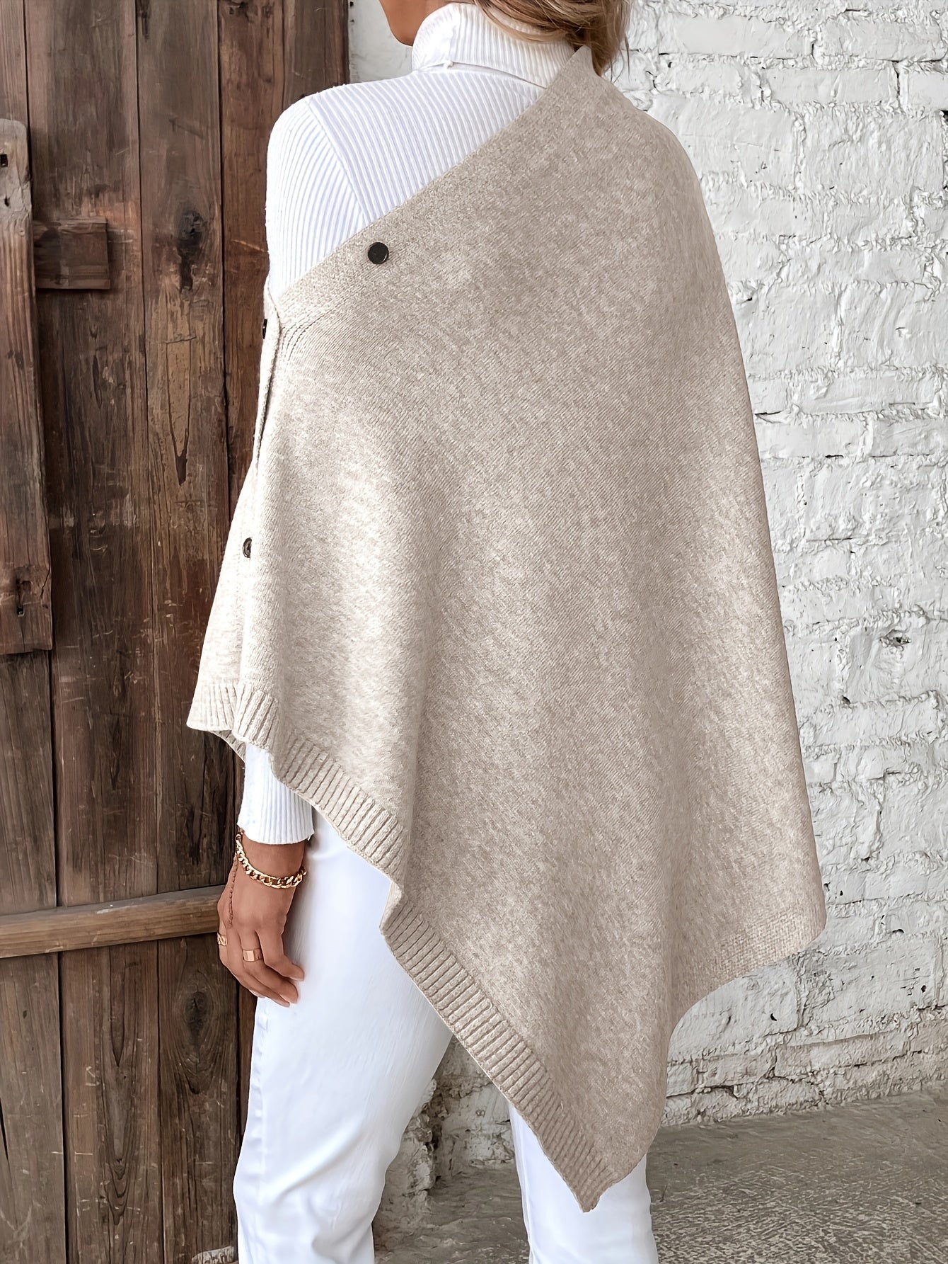 Luxe dames poncho met knoopsluiting, zachte stof, stijlvolle afwerking. Perfect voor casual en formele gelegenheden.