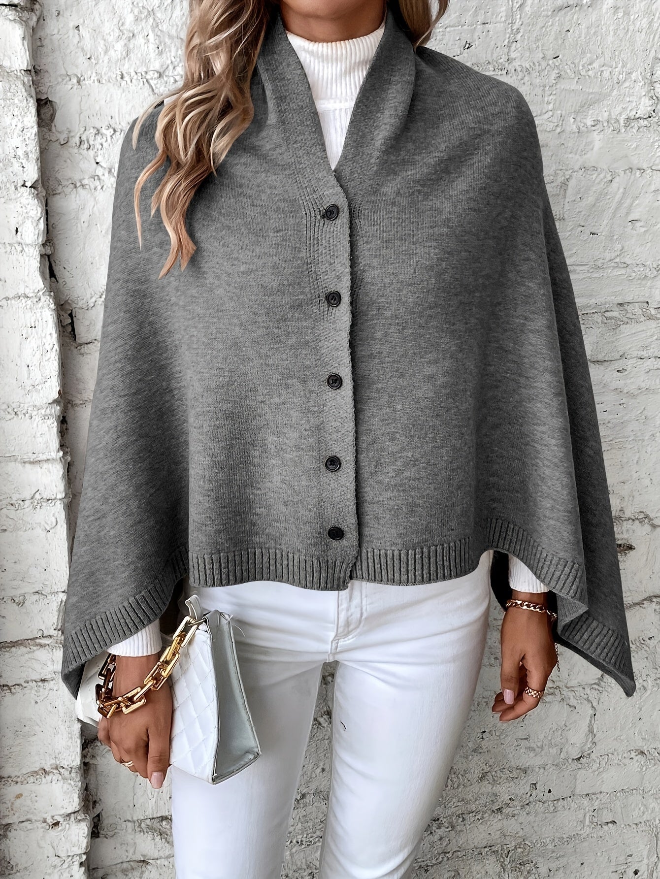 Luxe dames poncho met knoopsluiting, zachte stof, stijlvolle afwerking. Perfect voor casual en formele gelegenheden.