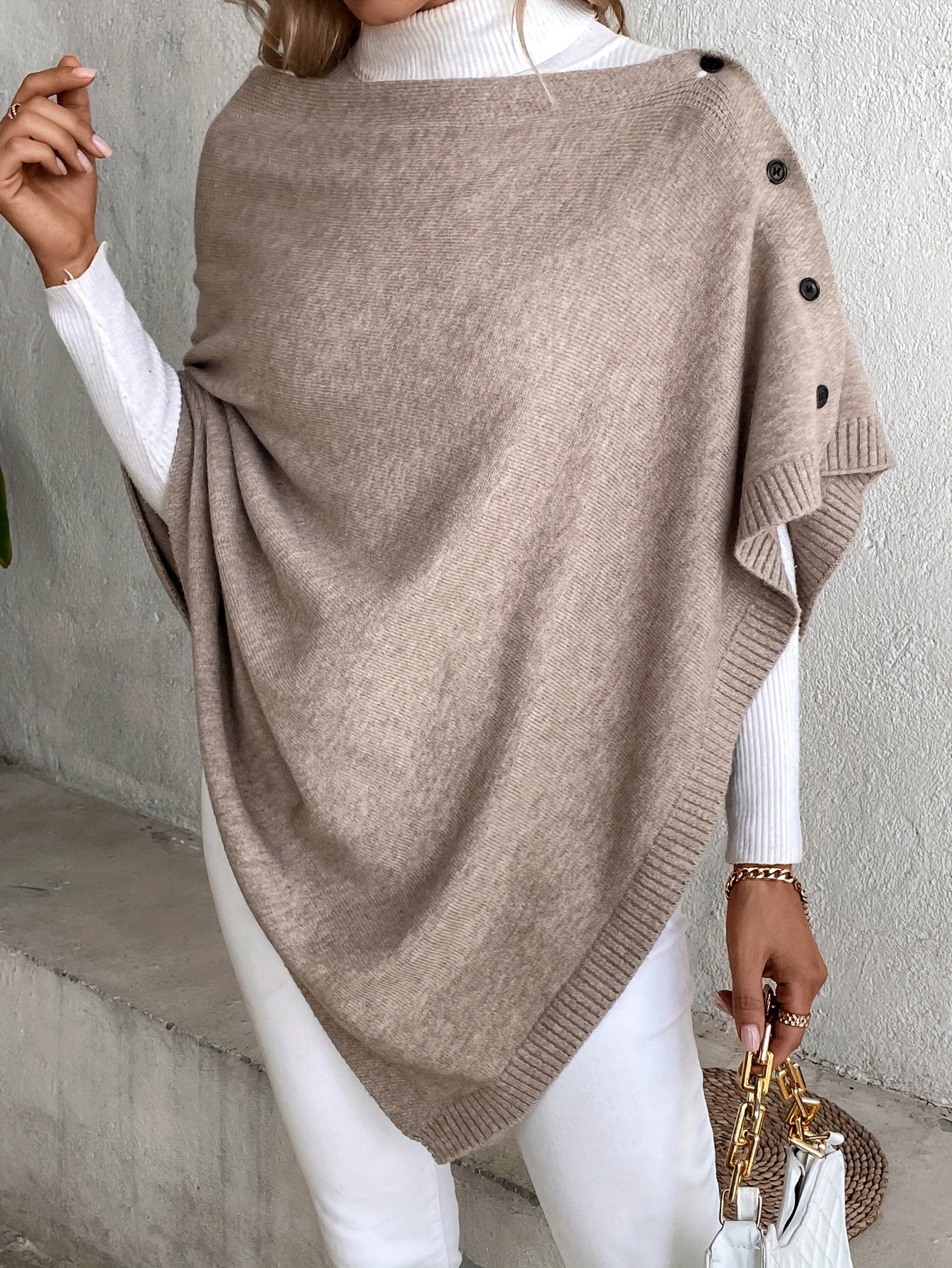 Luxe dames poncho met knoopsluiting, zachte stof, stijlvolle afwerking. Perfect voor casual en formele gelegenheden.