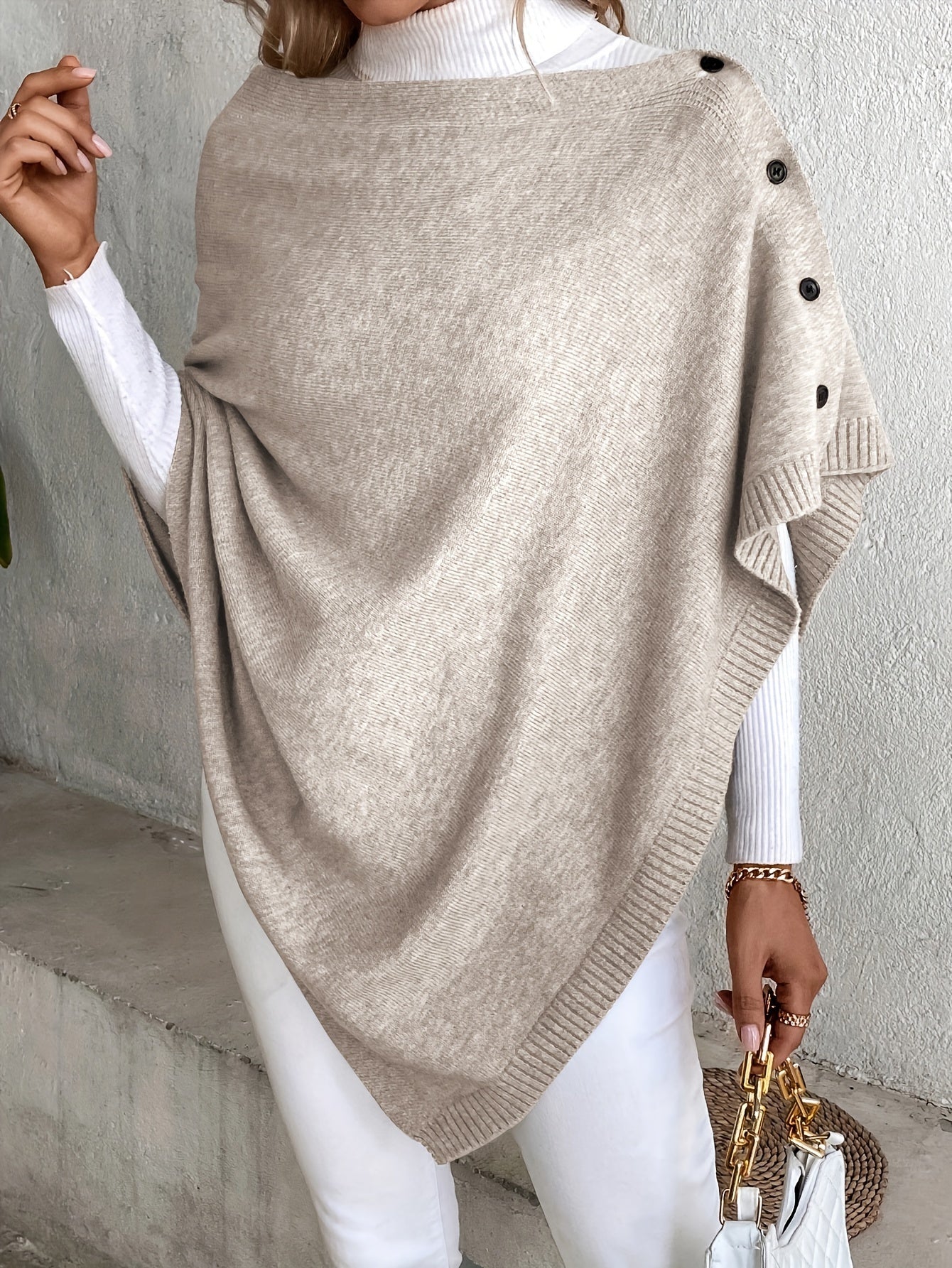 Luxe dames poncho met knoopsluiting, zachte stof, stijlvolle afwerking. Perfect voor casual en formele gelegenheden.