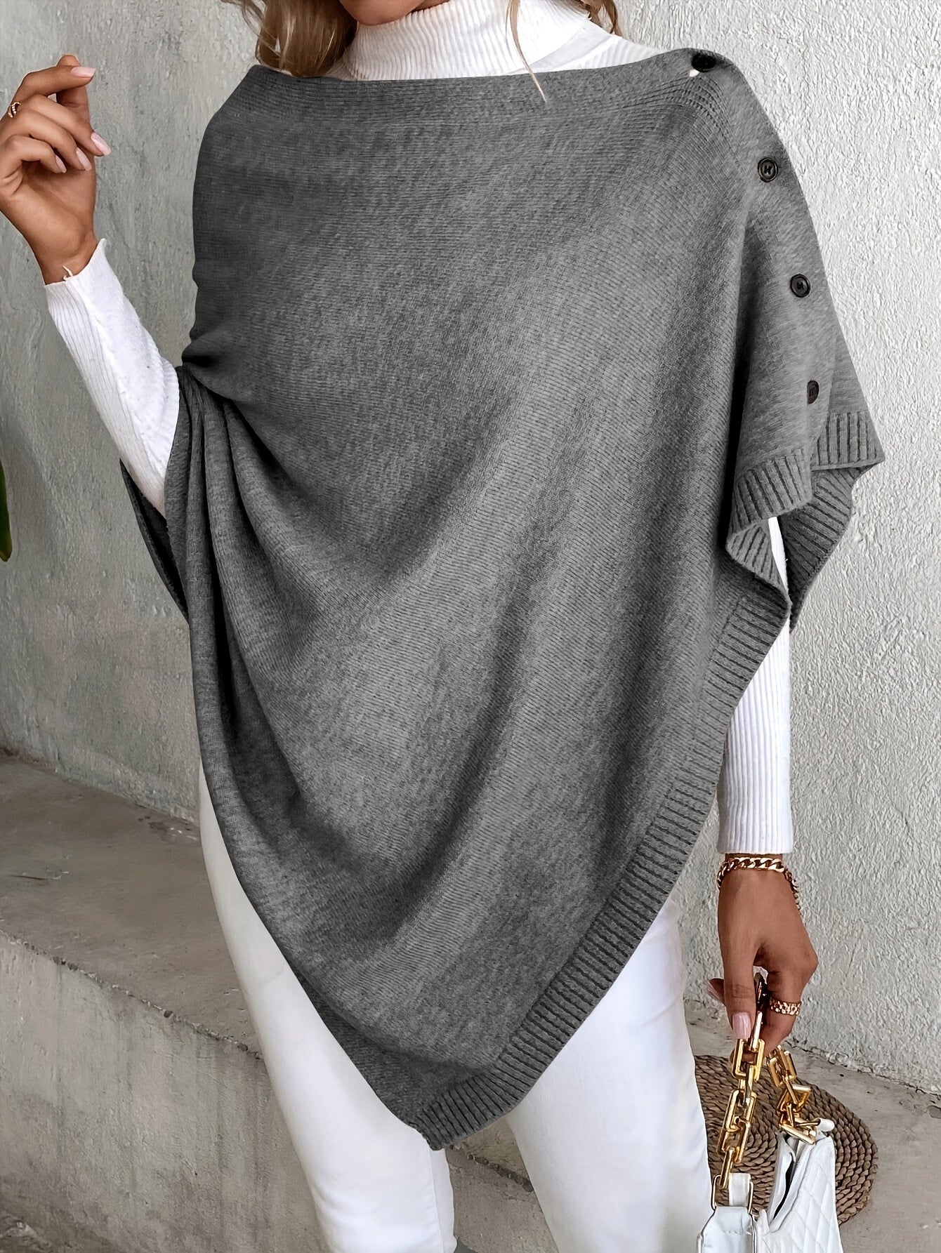 Luxe dames poncho met knoopsluiting, zachte stof, stijlvolle afwerking. Perfect voor casual en formele gelegenheden.
