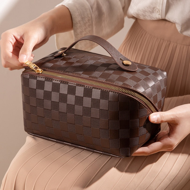 "Luxe geruite make-up tas in hoogwaardig PU-leer, ideaal voor georganiseerde opslag van beautyproducten."