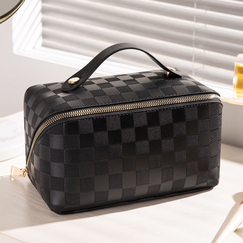 "Luxe geruite make-up tas in hoogwaardig PU-leer, ideaal voor georganiseerde opslag van beautyproducten."