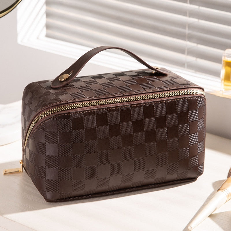 "Luxe geruite make-up tas in hoogwaardig PU-leer, ideaal voor georganiseerde opslag van beautyproducten."