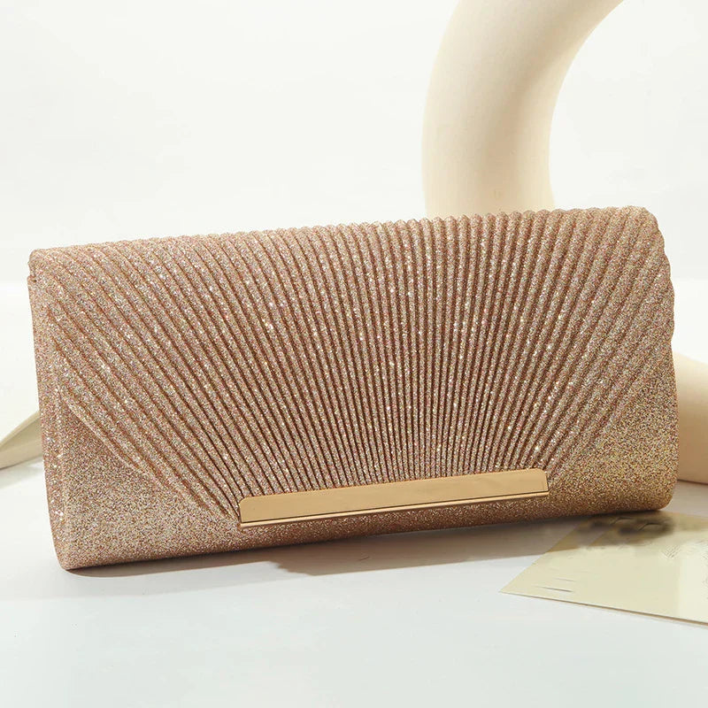 "Luxe gouden clutch met glitters, elegante sluiting en verwijderbare band, perfect voor avondgelegenheden."
