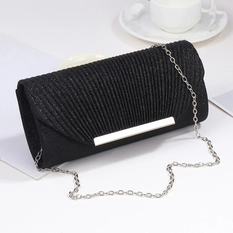 "Luxe gouden clutch met glitters, elegante sluiting en verwijderbare band, perfect voor avondgelegenheden."