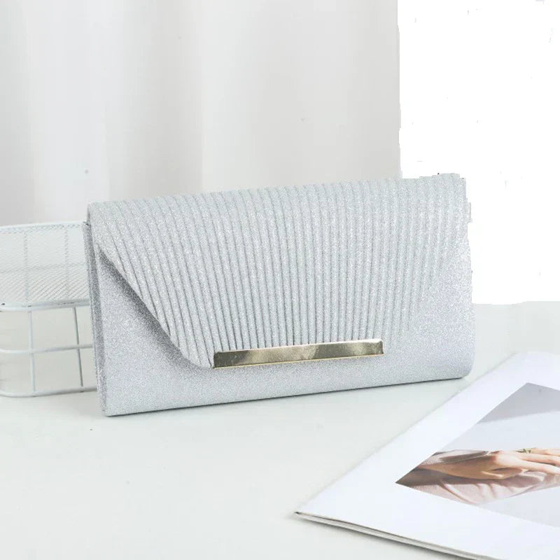 "Luxe gouden clutch met glitters, elegante sluiting en verwijderbare band, perfect voor avondgelegenheden."