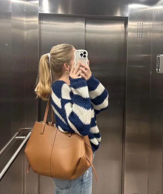 "Luxe leren damestas in bruin, grijs of zwart met ruim interieur en elegant design voor dagelijks gebruik."