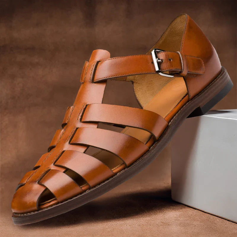 "Luxe leren herensandalen, bruin met verstelbare bandjes, ergonomisch voetbed en antislipzool voor zomerse stijl en comfort."