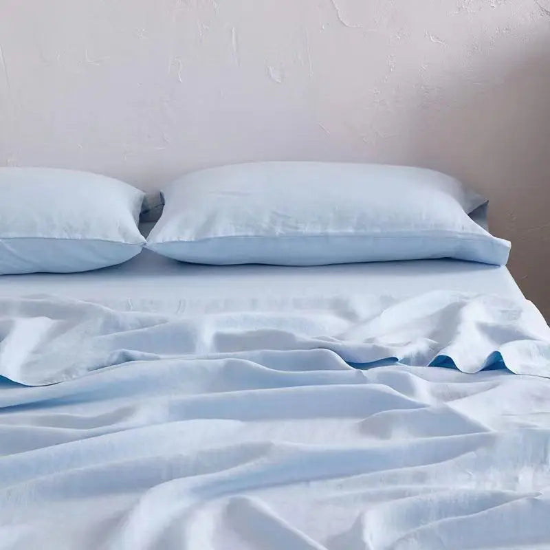"Luxe linnen beddengoed, zacht & comfortabel, in elegant lichtgrijs voor een serene slaapkameruitstraling."