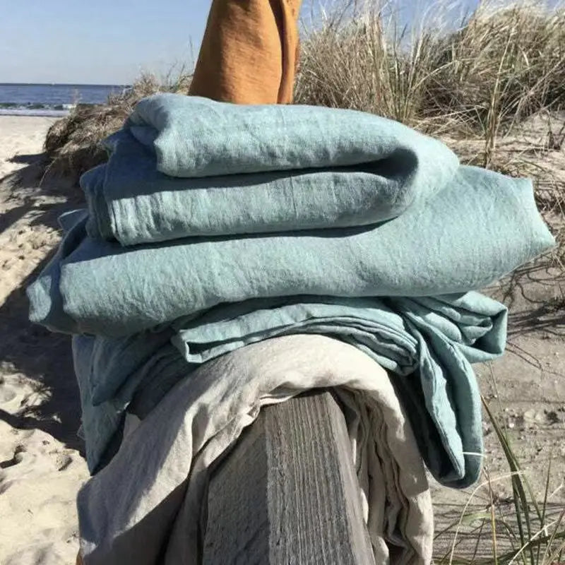 "Luxe linnen beddengoed, zacht & comfortabel, in elegant lichtgrijs voor een serene slaapkameruitstraling."