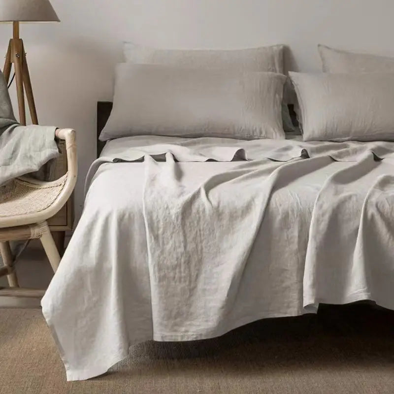 "Luxe linnen beddengoed, zacht & comfortabel, in elegant lichtgrijs voor een serene slaapkameruitstraling."
