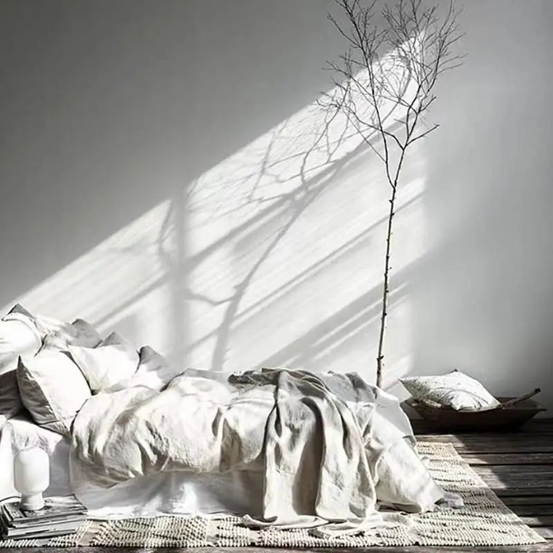 "Luxe linnen beddengoed, zacht & comfortabel, in elegant lichtgrijs voor een serene slaapkameruitstraling."
