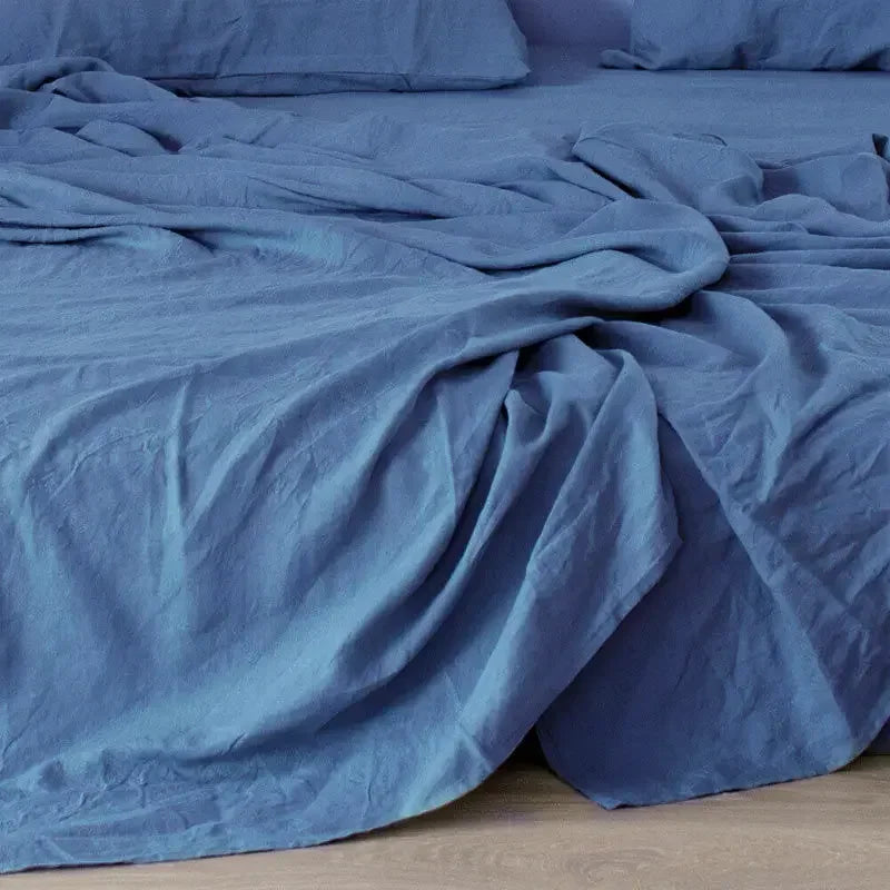 "Luxe linnen beddengoed, zacht & comfortabel, in elegant lichtgrijs voor een serene slaapkameruitstraling."