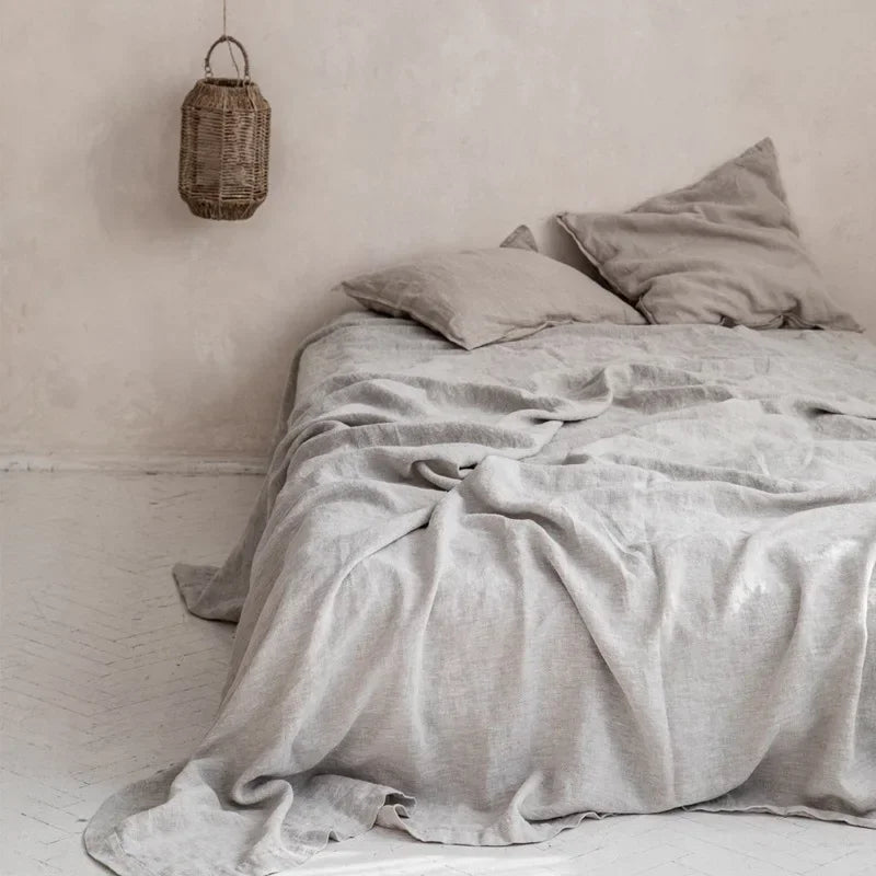 "Luxe linnen beddengoed, zacht & comfortabel, in elegant lichtgrijs voor een serene slaapkameruitstraling."