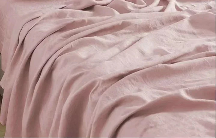 "Luxe linnen beddengoed, zacht & comfortabel, in elegant lichtgrijs voor een serene slaapkameruitstraling."