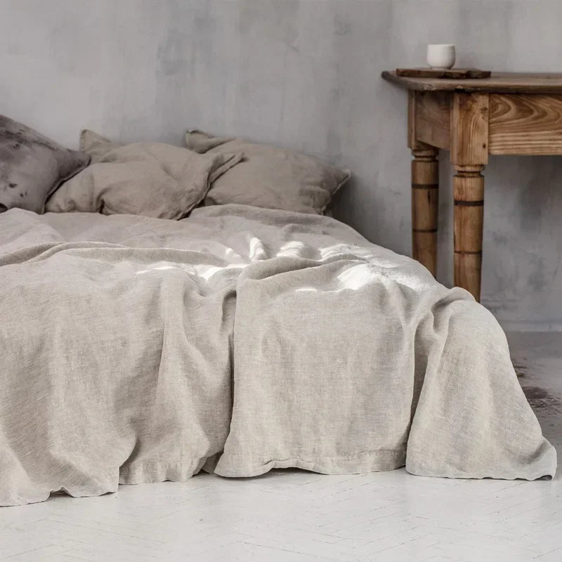"Luxe linnen beddengoed, zacht & comfortabel, in elegant lichtgrijs voor een serene slaapkameruitstraling."
