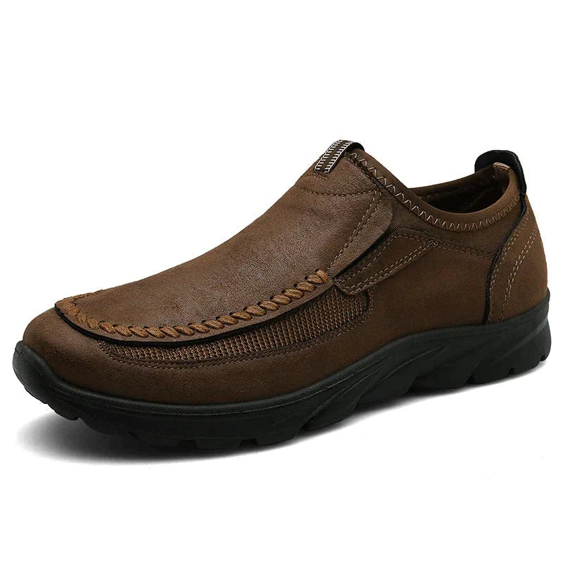 "Luxe orthopedische herenschoenen in bruin leer, ergonomisch ontwerp met ruime teendoos en anatomische steunzool."