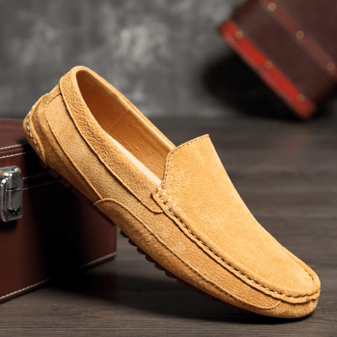Luxe suède heren loafers met hoogwaardige afwerking en handgenaaide details, ideale stijlvolle instappers voor dagelijks gebr