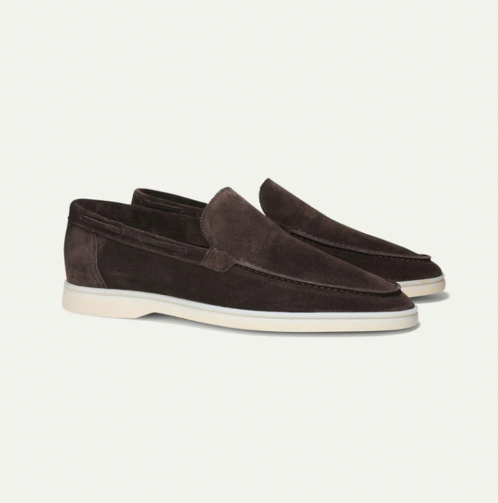 "Luxe suède loafers voor heren, handgemaakt, premium suède, tijdloze stijl, geschikt voor formeel en casual dragen."