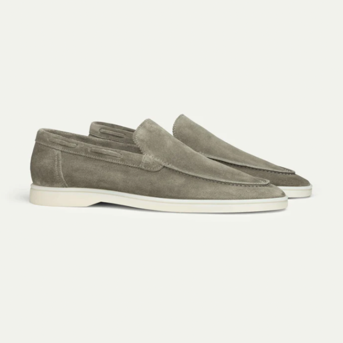"Luxe suède loafers voor heren, handgemaakt, premium suède, tijdloze stijl, geschikt voor formeel en casual dragen."