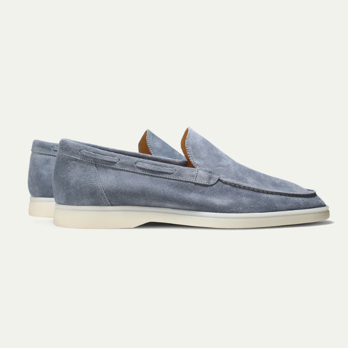 "Luxe suède loafers voor heren, handgemaakt, premium suède, tijdloze stijl, geschikt voor formeel en casual dragen."