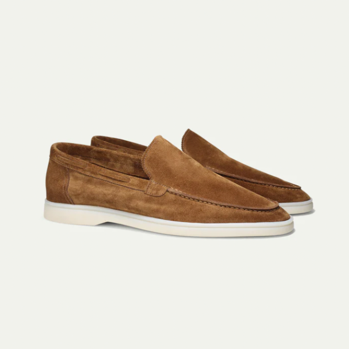 "Luxe suède loafers voor heren, handgemaakt, premium suède, tijdloze stijl, geschikt voor formeel en casual dragen."