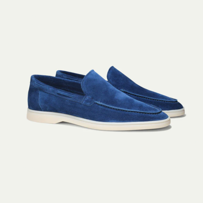 "Luxe suède loafers voor heren, handgemaakt, premium suède, tijdloze stijl, geschikt voor formeel en casual dragen."